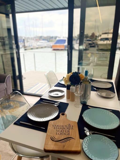 Yarmouth Waterlodge Floating Apartments 2 Extérieur photo