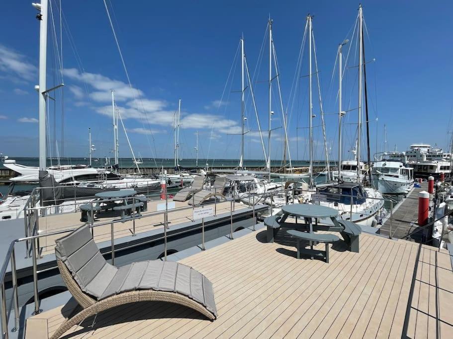 Yarmouth Waterlodge Floating Apartments 2 Extérieur photo