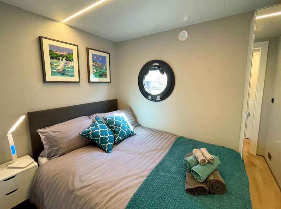 Yarmouth Waterlodge Floating Apartments 2 Extérieur photo