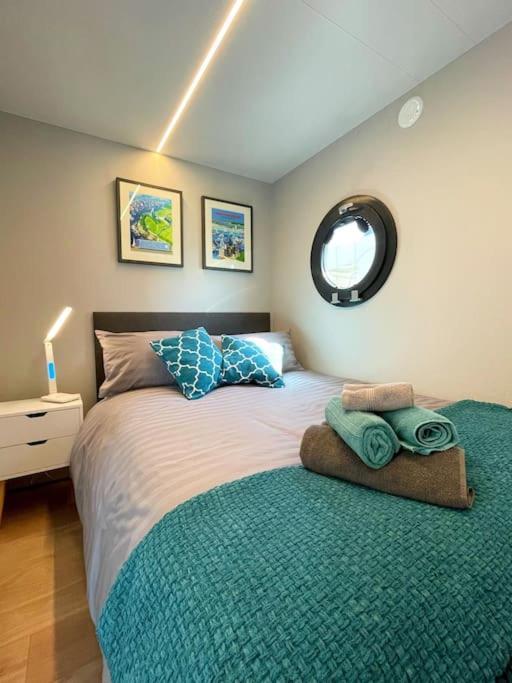 Yarmouth Waterlodge Floating Apartments 2 Extérieur photo