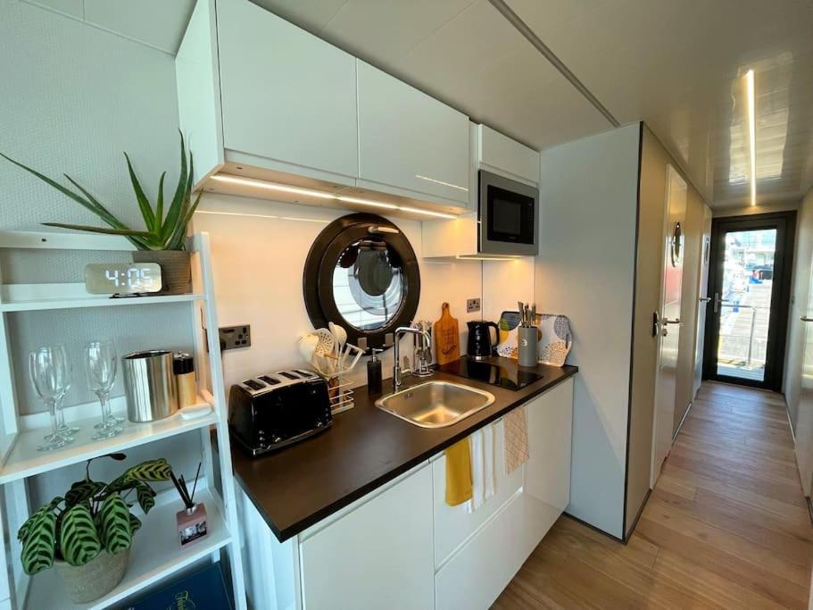 Yarmouth Waterlodge Floating Apartments 2 Extérieur photo