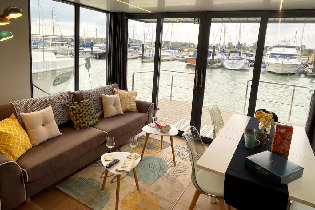 Yarmouth Waterlodge Floating Apartments 2 Extérieur photo